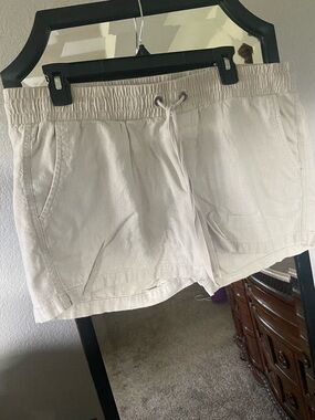 Old Navy cream colored Cargo Shorts